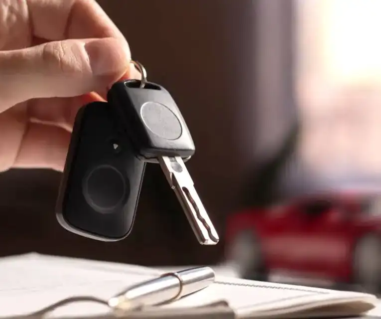 Llaves de auto sobre escritorio